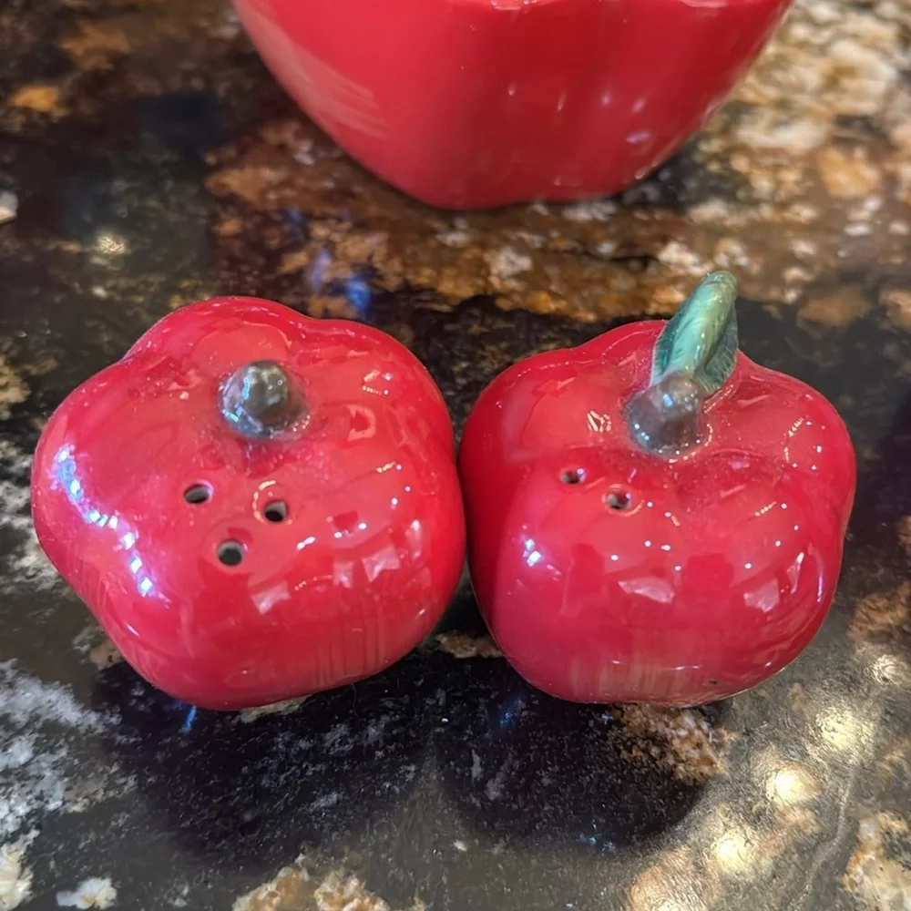 Better Homes And Gardens Red Apple Bowl‎ and shakers Set